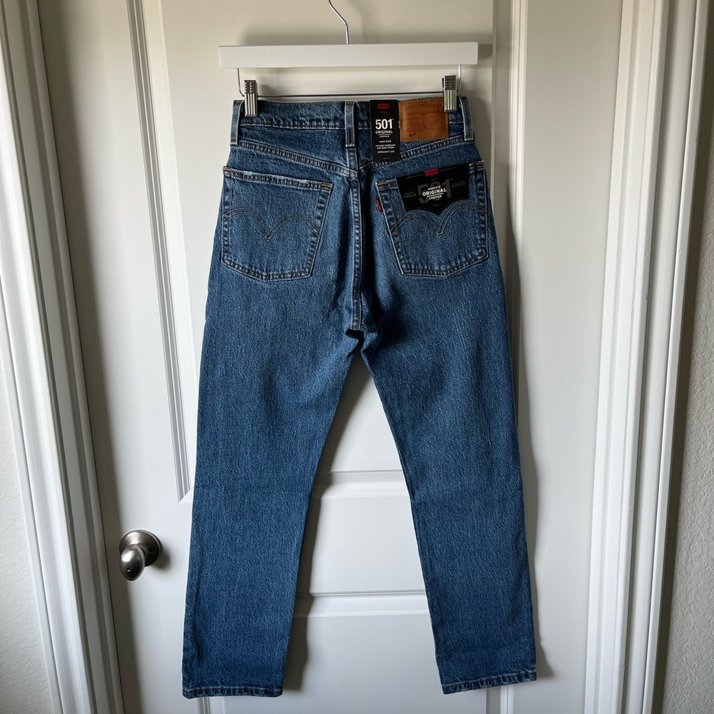 SALE! ⭐️ Levi’s 501 original cropped jean in Salsa Middle wash - Picture 9 of 16